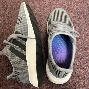 ADIDAS SWIFT RUN running sneakers